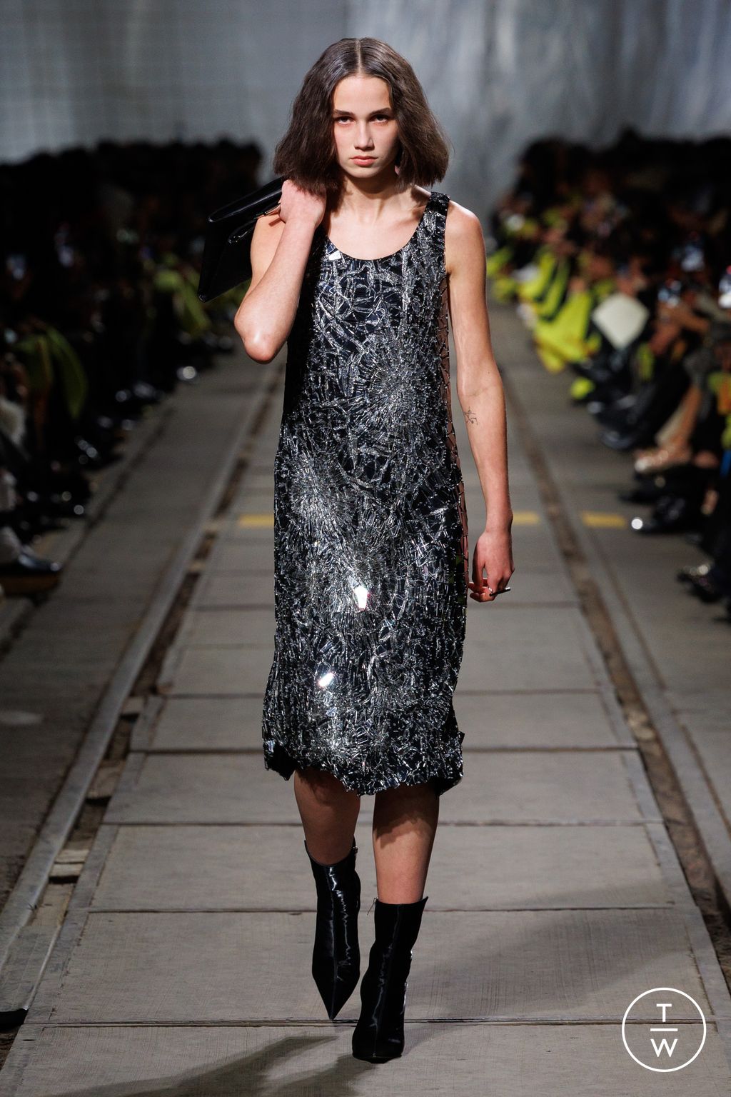 Fashion Week Paris Fall/Winter 2024 look 44 de la collection Alexander McQueen womenswear