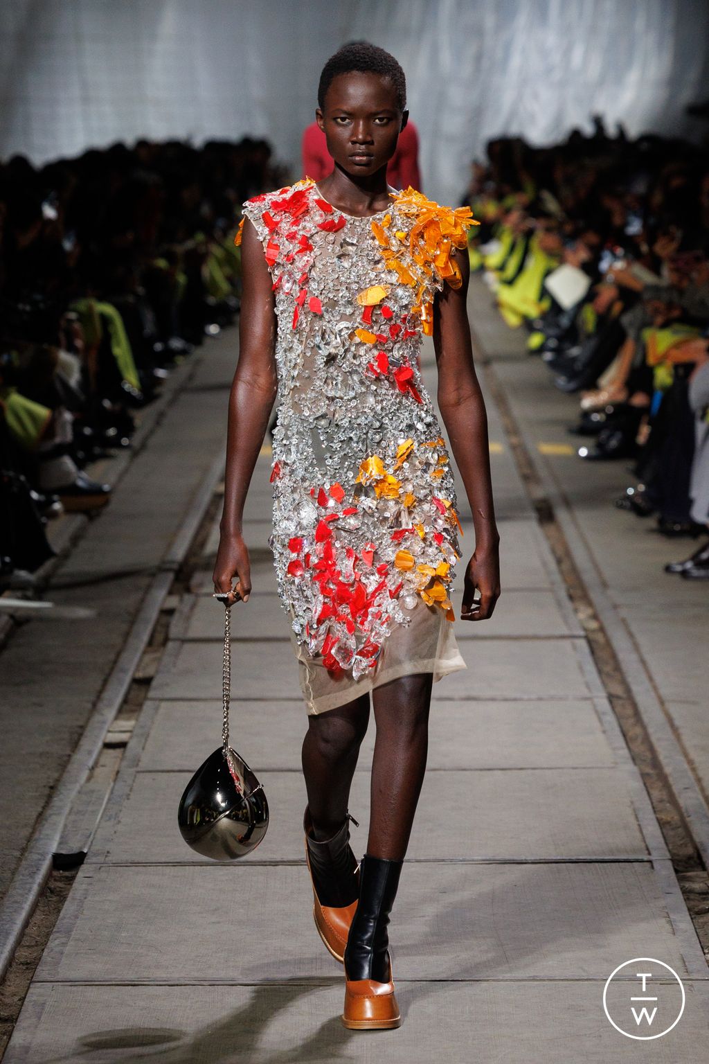 Fashion Week Paris Fall/Winter 2024 look 45 from the Alexander McQueen collection womenswear
