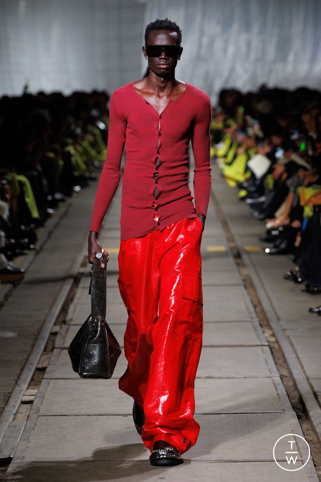 Fashion Week Paris Fall/Winter 2024 look 46 from the Alexander McQueen collection womenswear