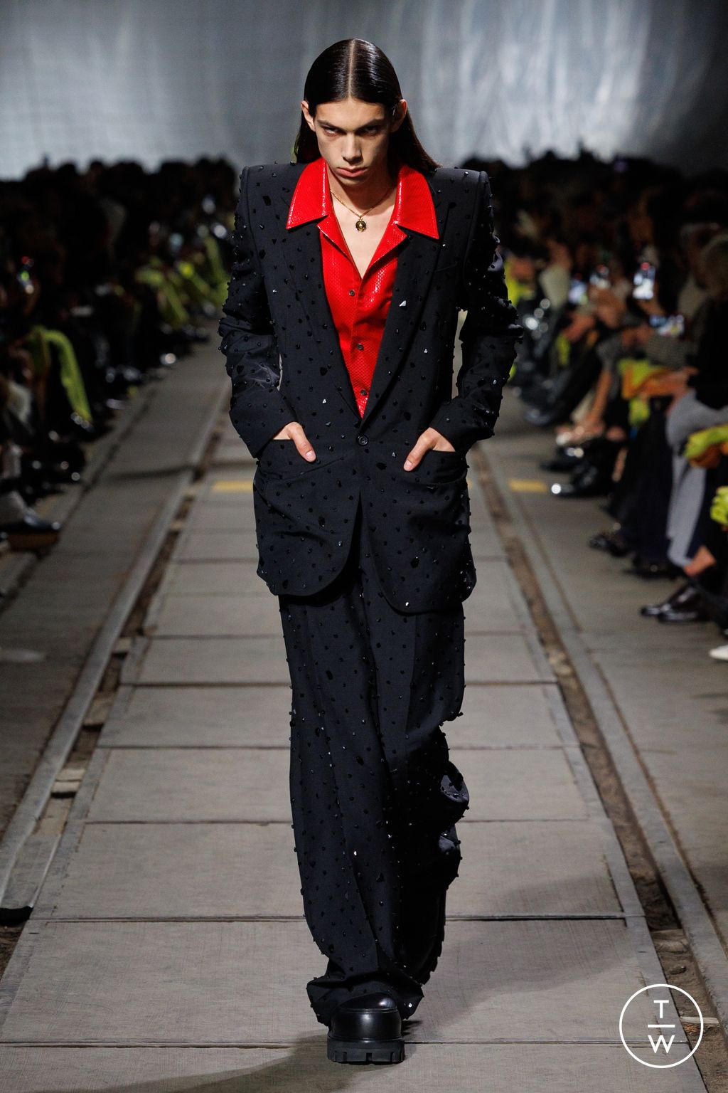Fashion Week Paris Fall/Winter 2024 look 49 from the Alexander McQueen collection 女装