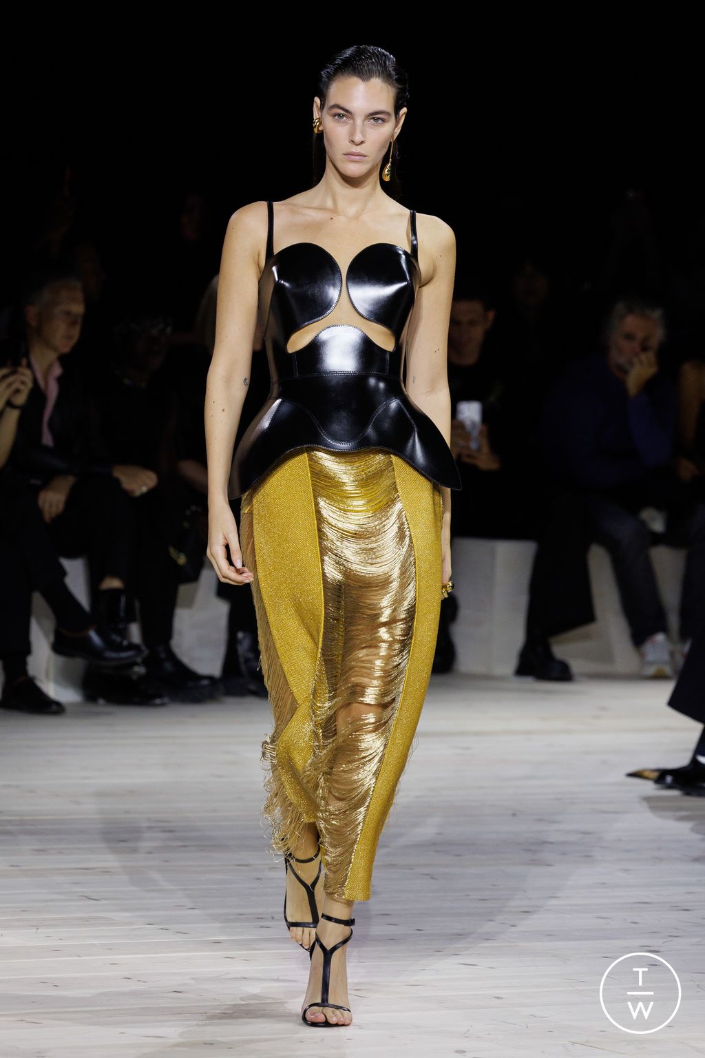 Fashion Week Paris Spring/Summer 2024 look 2 de la collection Alexander McQueen womenswear