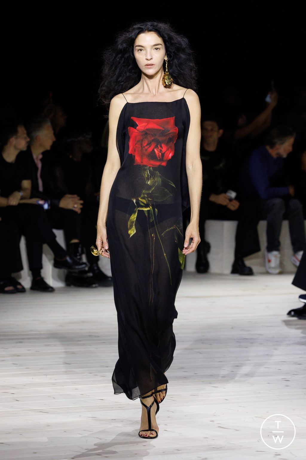Fashion Week Paris Spring/Summer 2024 look 7 from the Alexander McQueen collection 女装