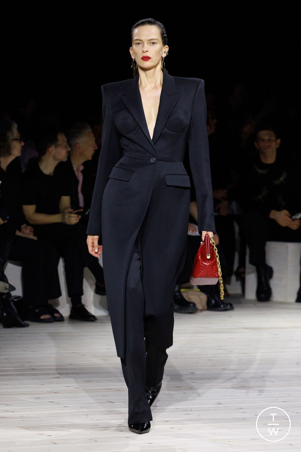 Fashion Week Paris Spring/Summer 2024 look 8 de la collection Alexander McQueen womenswear