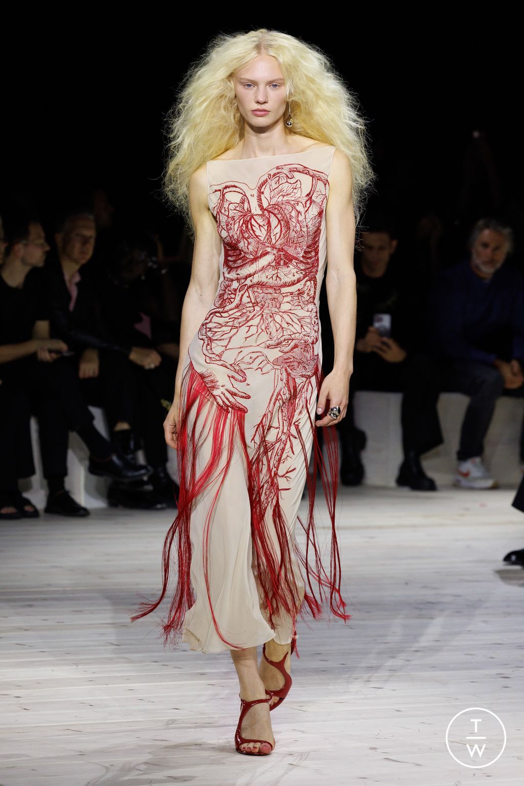 Fashion Week Paris Spring/Summer 2024 look 14 from the Alexander McQueen collection 女装