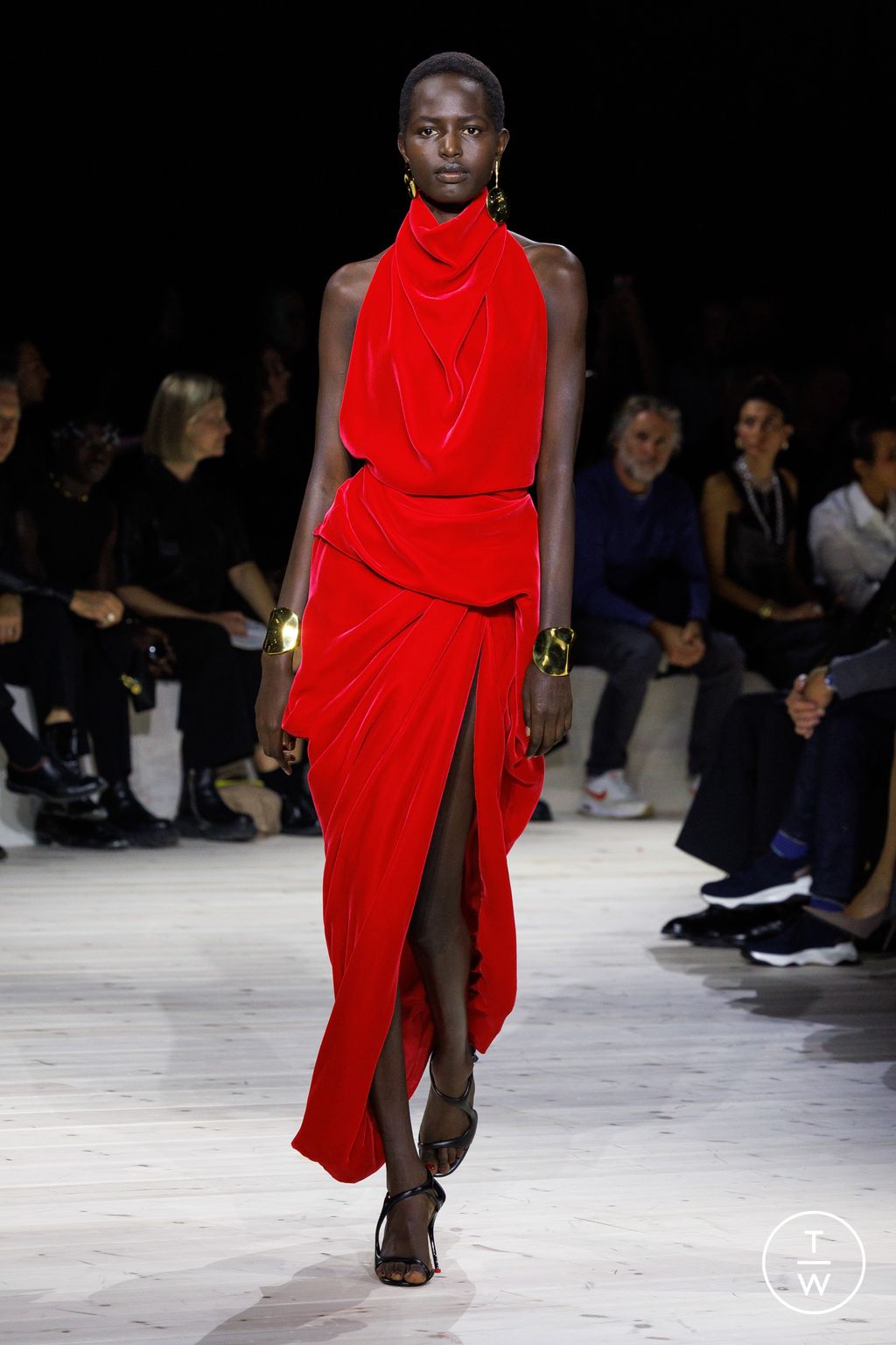 Fashion Week Paris Spring/Summer 2024 look 16 from the Alexander McQueen collection womenswear