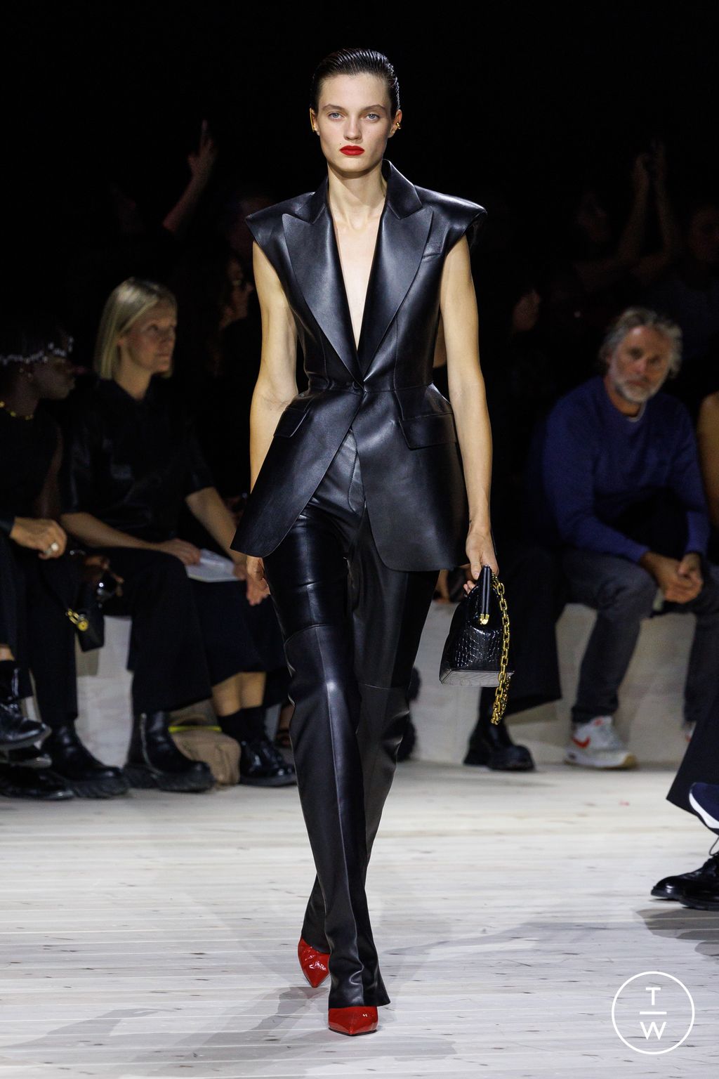 Fashion Week Paris Spring/Summer 2024 look 18 from the Alexander McQueen collection 女装