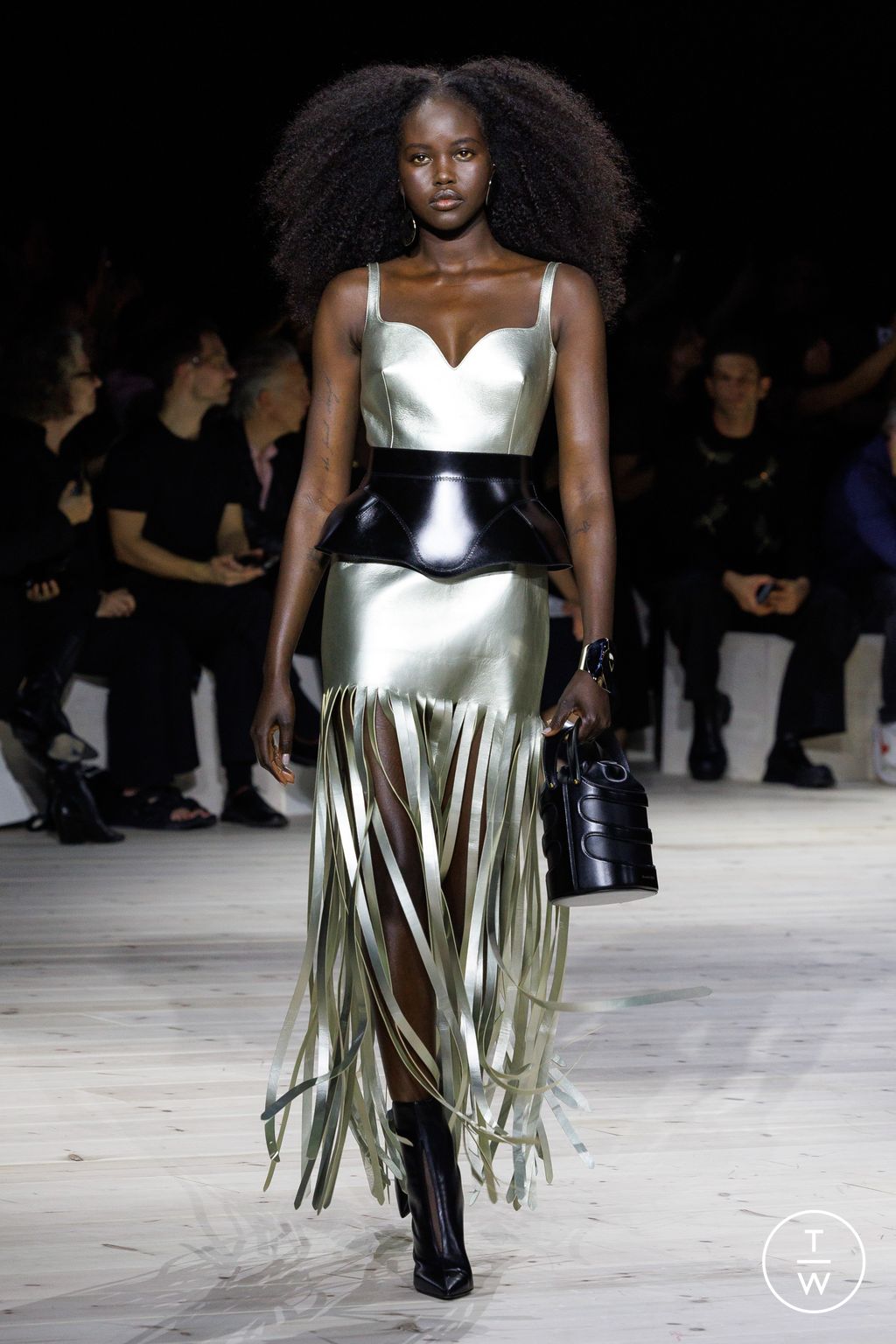 Fashion Week Paris Spring/Summer 2024 look 24 from the Alexander McQueen collection womenswear