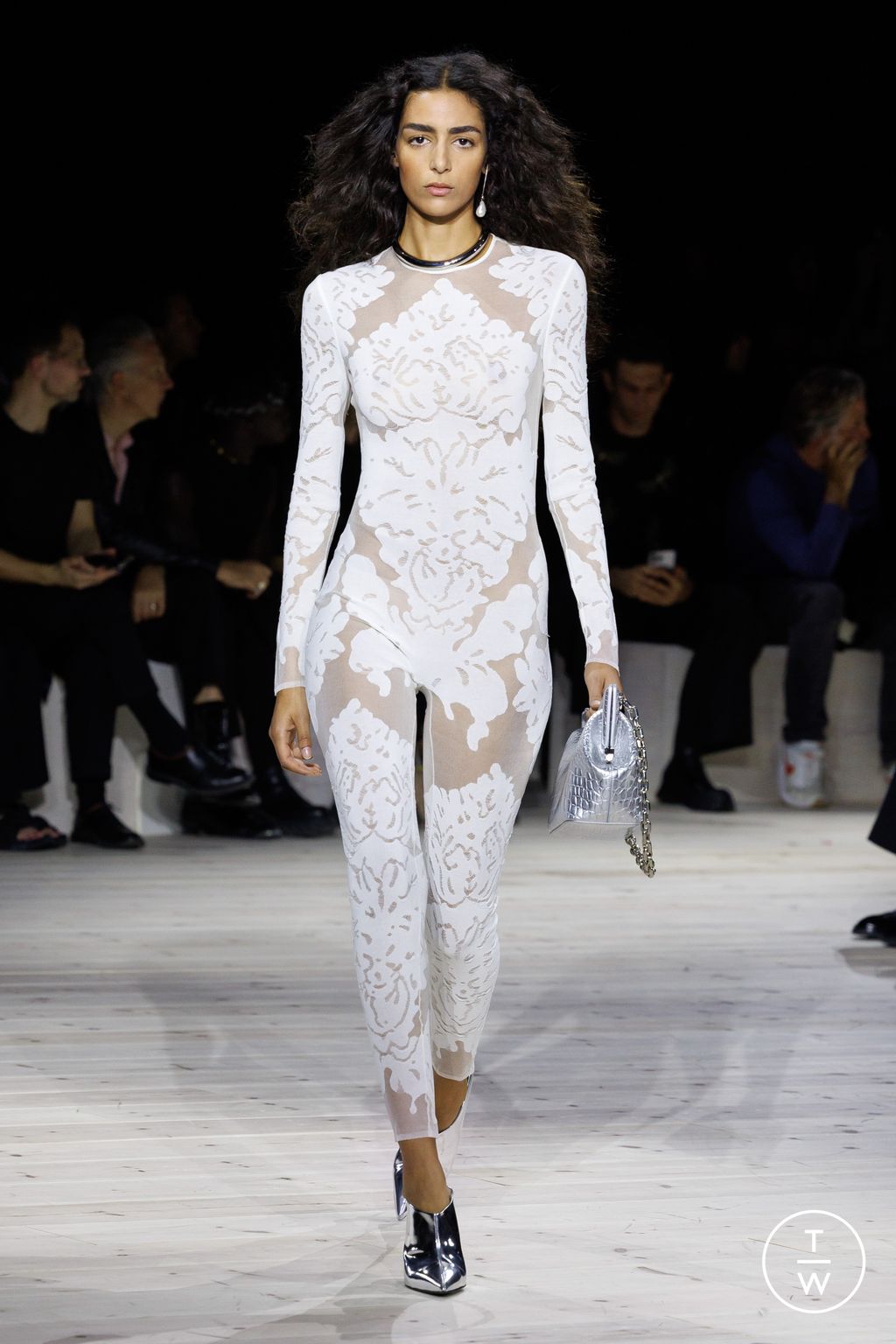 Fashion Week Paris Spring/Summer 2024 look 27 from the Alexander McQueen collection womenswear
