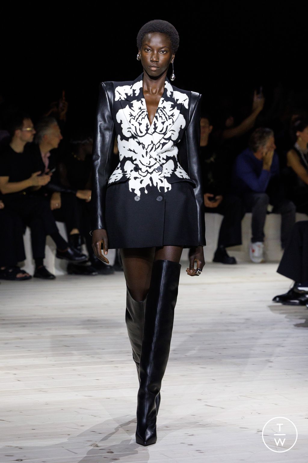 Fashion Week Paris Spring/Summer 2024 look 28 from the Alexander McQueen collection womenswear