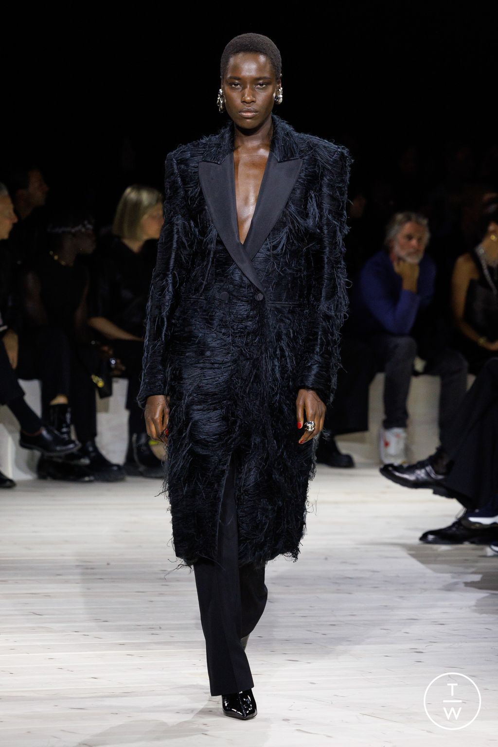 Fashion Week Paris Spring/Summer 2024 look 32 from the Alexander McQueen collection 女装