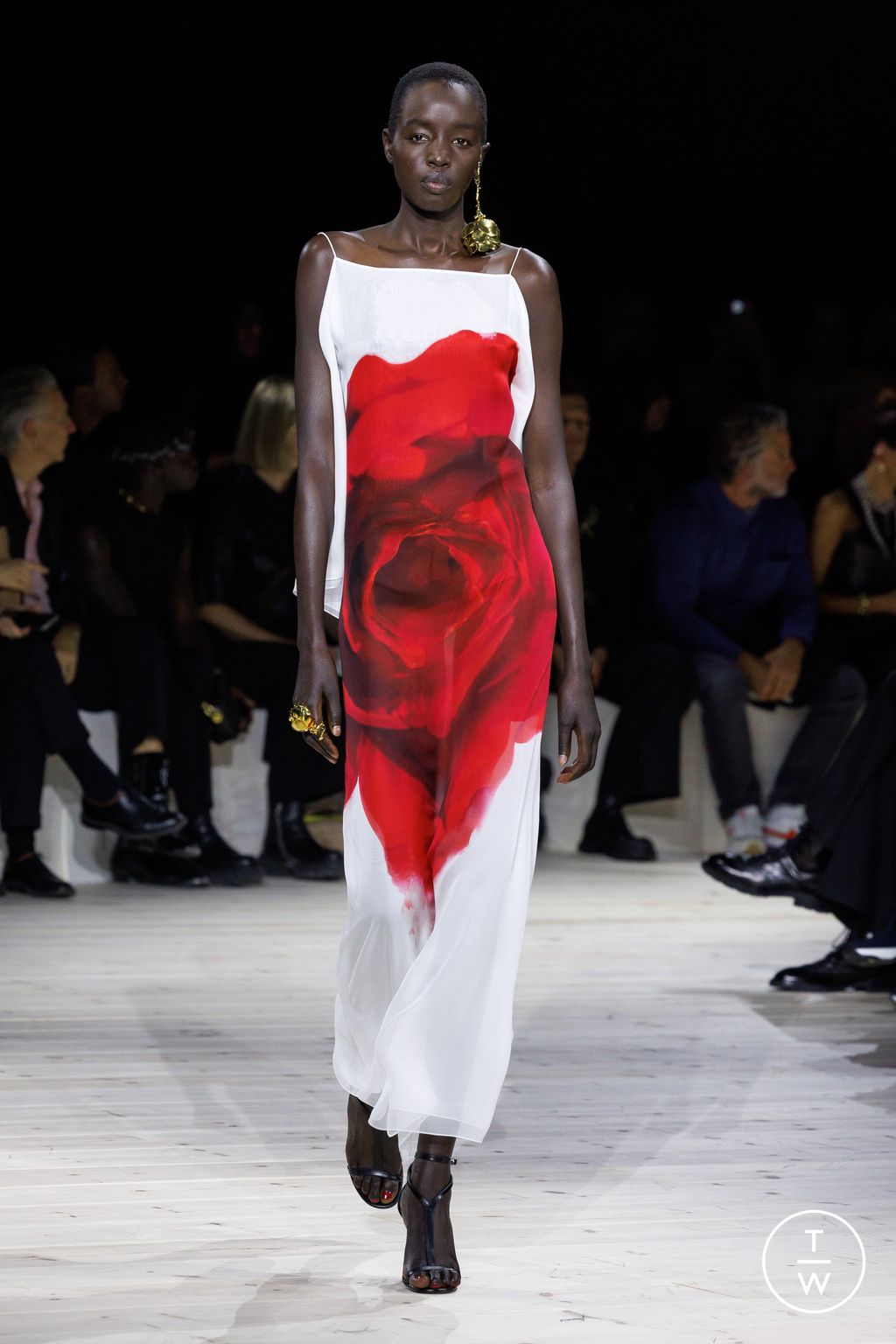 Fashion Week Paris Spring/Summer 2024 look 33 from the Alexander McQueen collection womenswear
