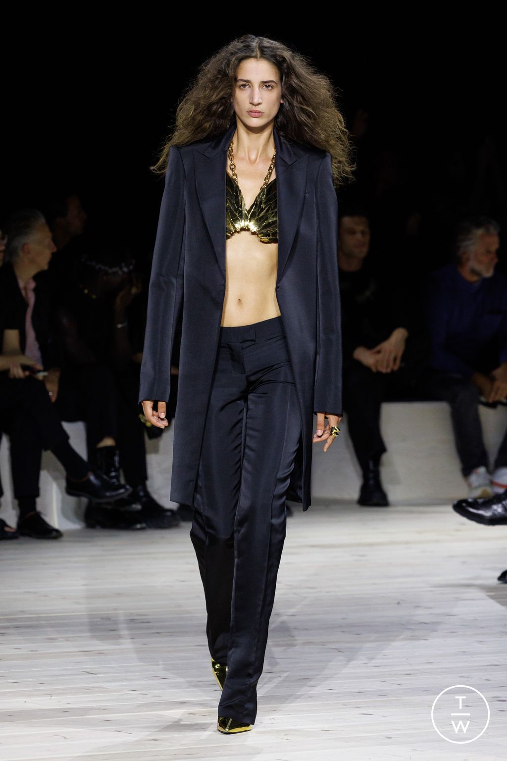 Fashion Week Paris Spring/Summer 2024 look 34 from the Alexander McQueen collection womenswear