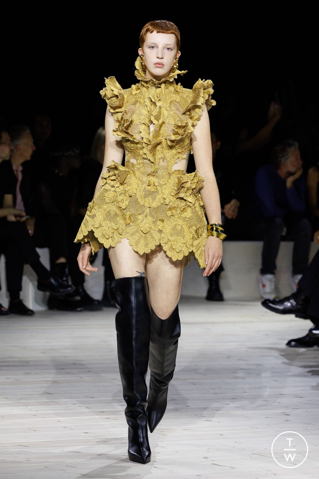 Fashion Week Paris Spring/Summer 2024 look 36 from the Alexander McQueen collection 女装