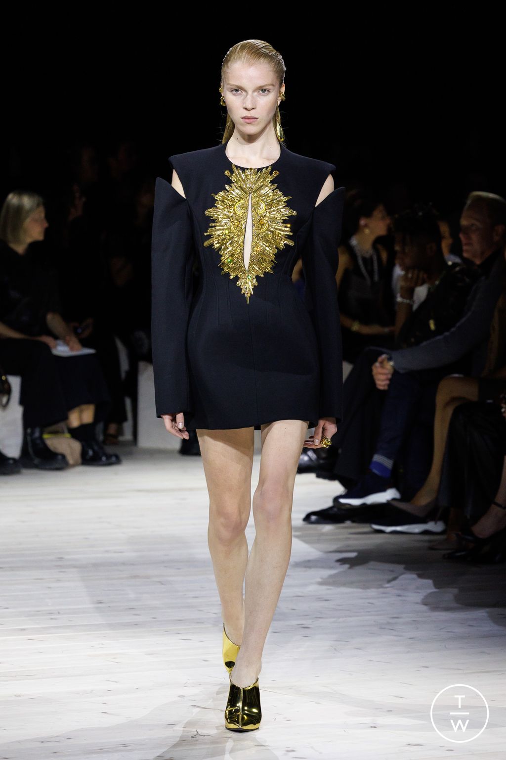 Fashion Week Paris Spring/Summer 2024 look 37 from the Alexander McQueen collection 女装