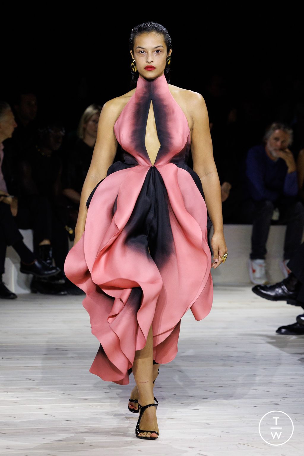 Fashion Week Paris Spring/Summer 2024 look 40 from the Alexander McQueen collection womenswear