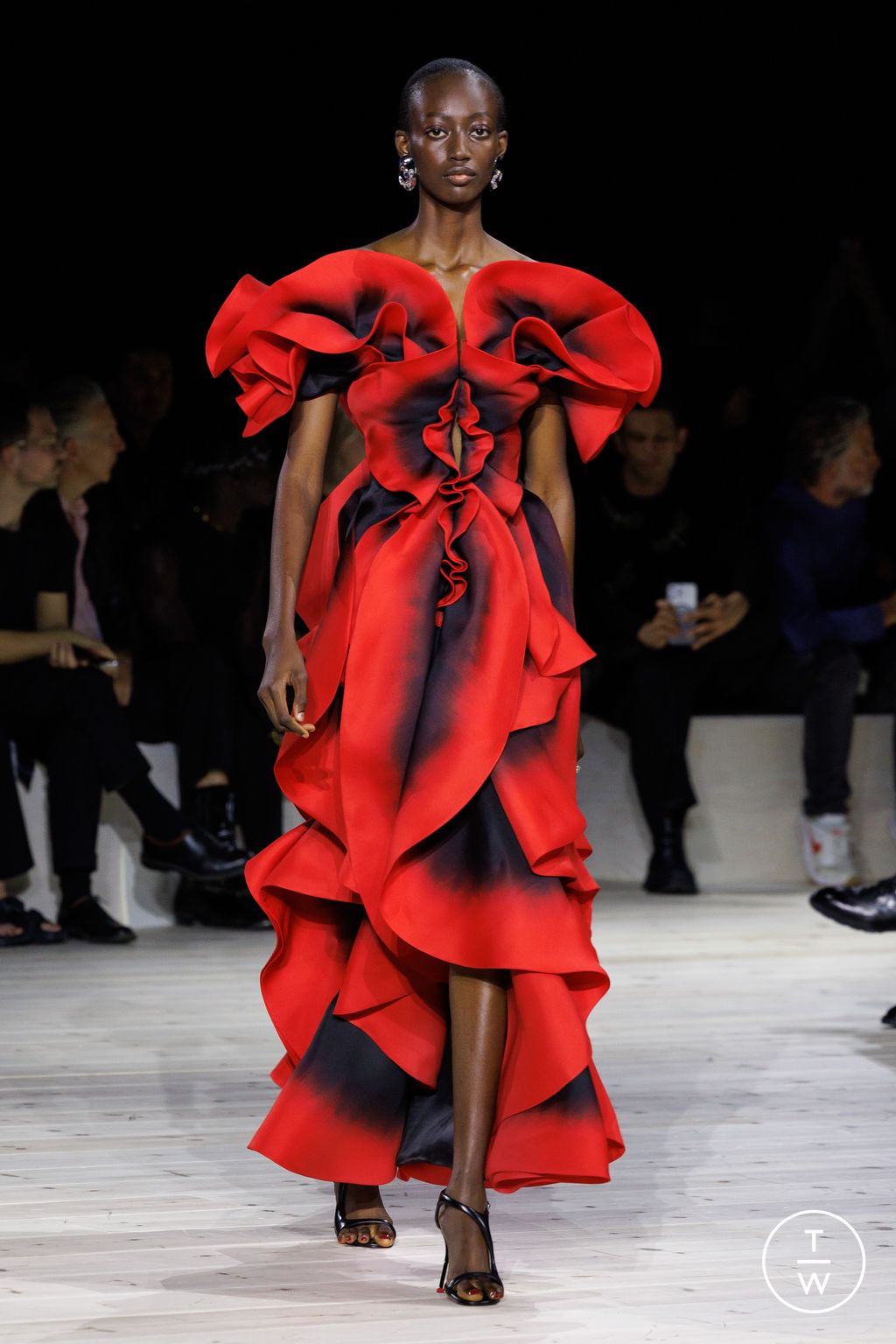 Fashion Week Paris Spring/Summer 2024 look 42 from the Alexander McQueen collection womenswear