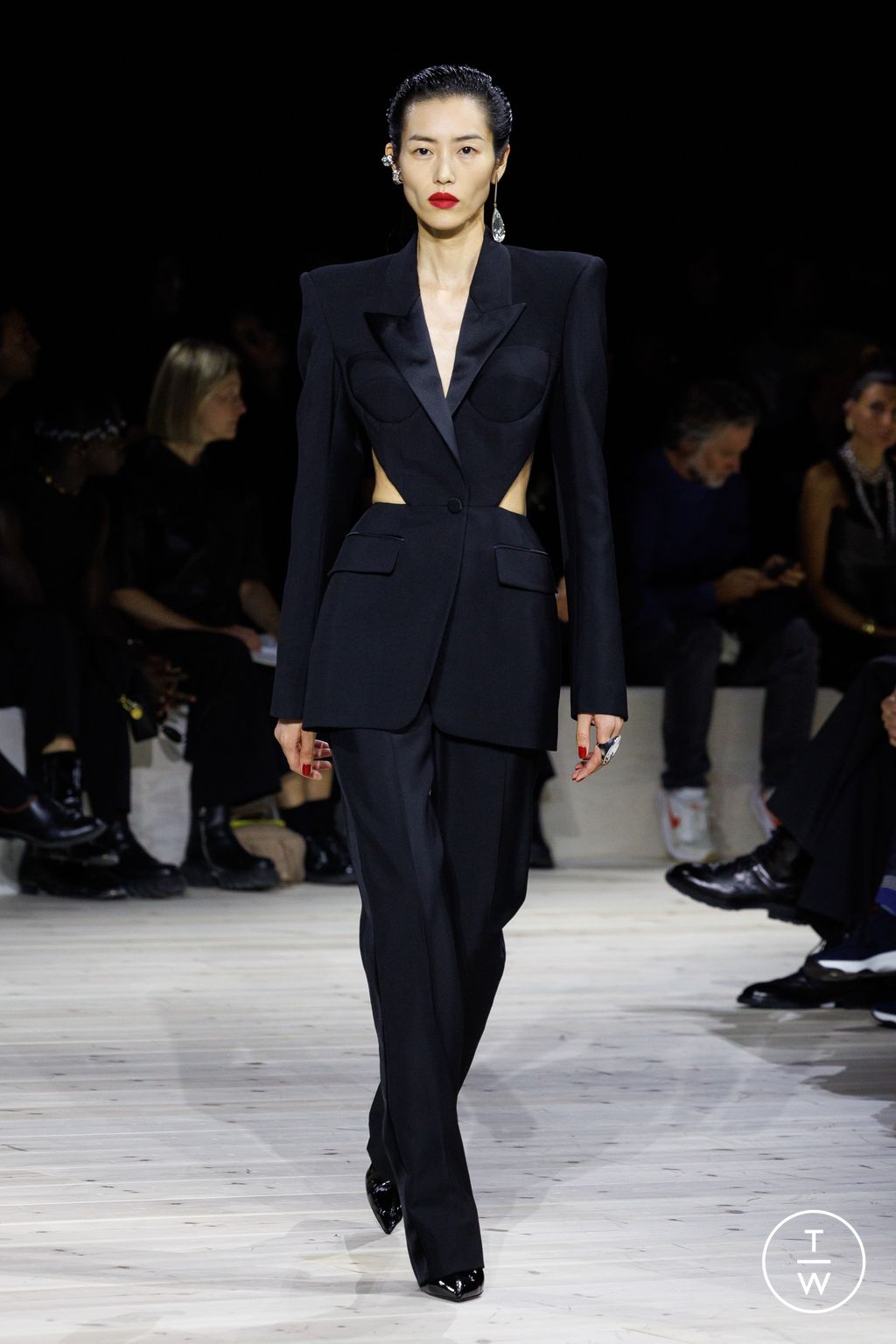 Fashion Week Paris Spring/Summer 2024 look 43 from the Alexander McQueen collection womenswear