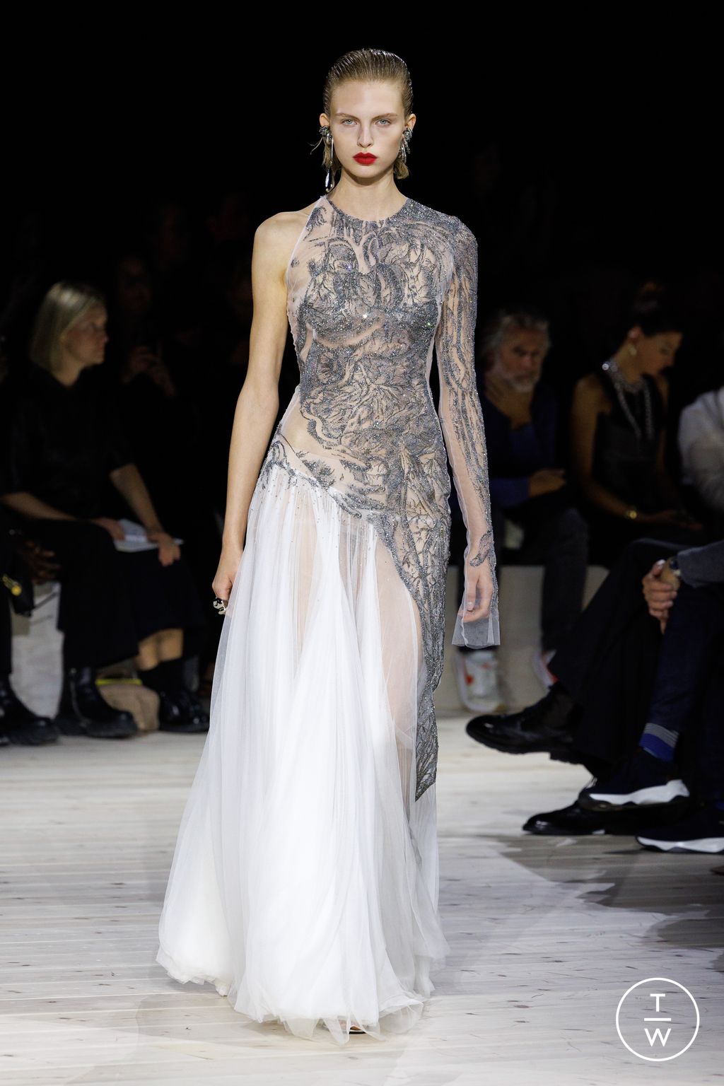 Fashion Week Paris Spring/Summer 2024 look 44 from the Alexander McQueen collection 女装