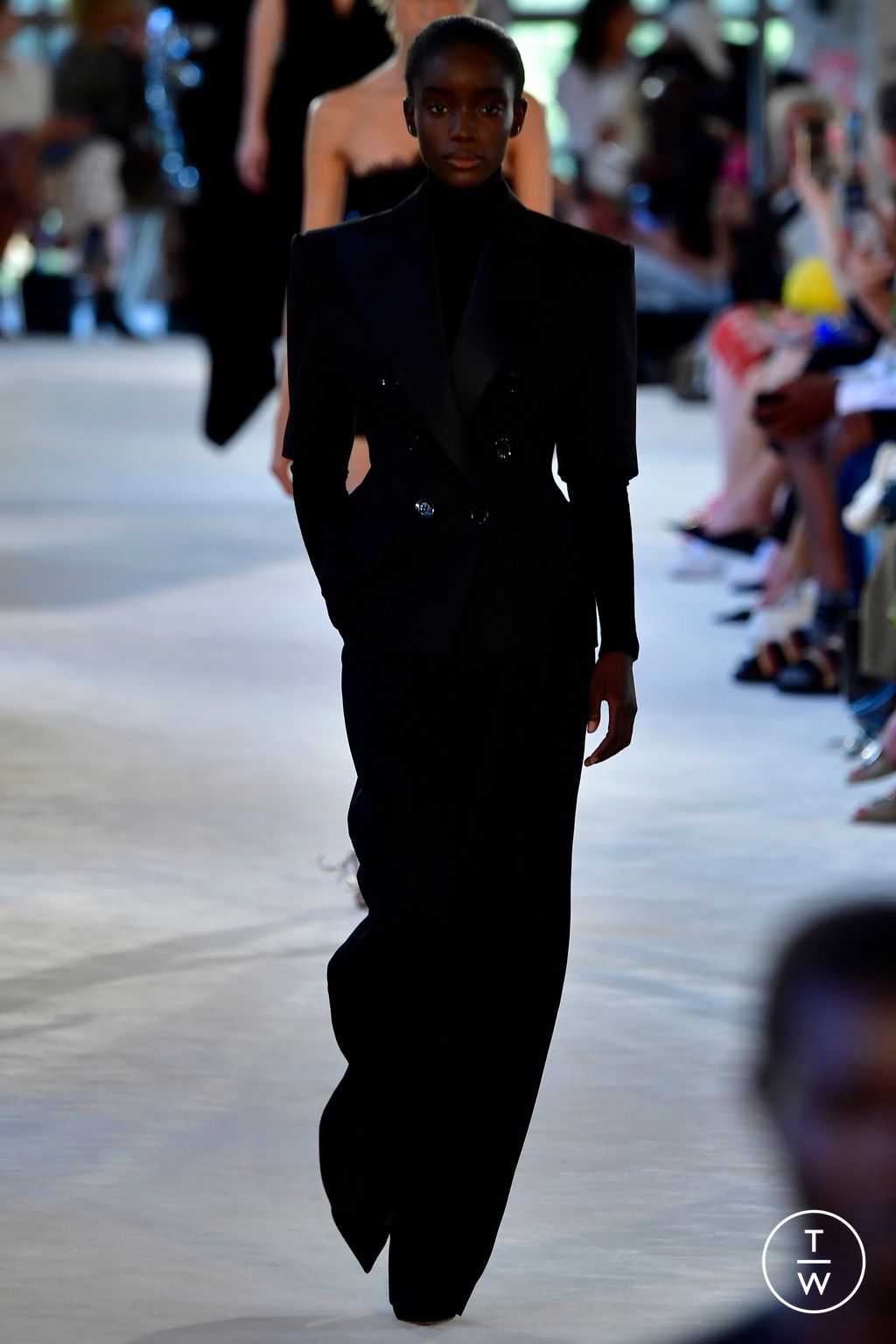 Fashion Week Paris Fall/Winter 2022 look 2 from the Alexandre Vauthier collection couture