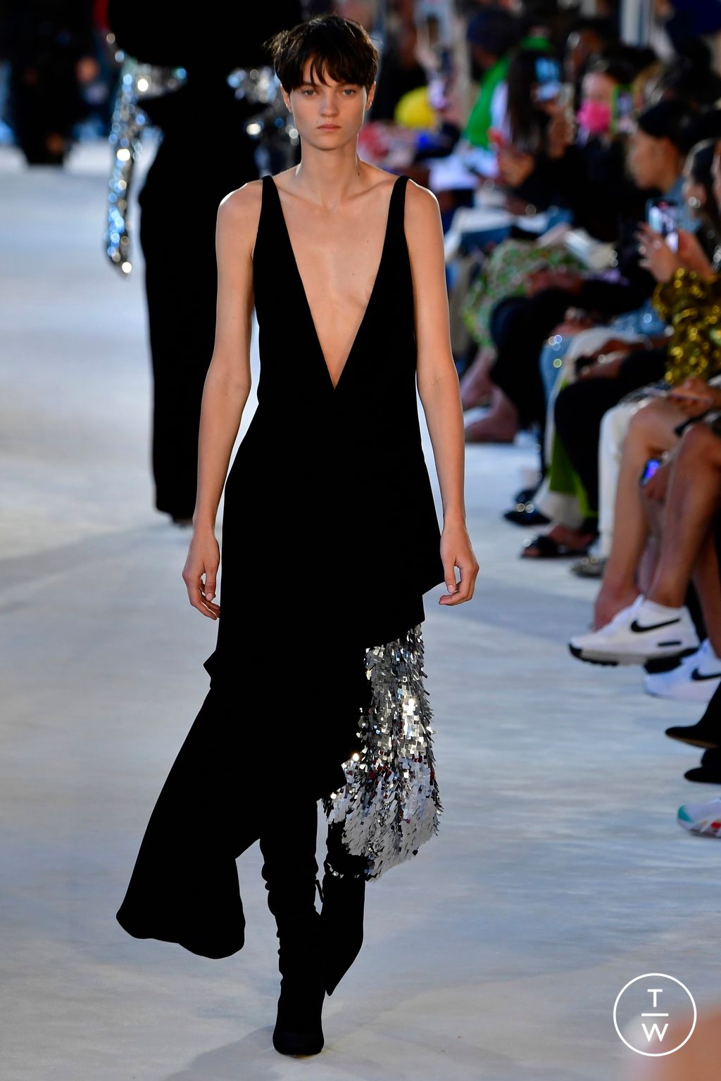 Fashion Week Paris Fall/Winter 2022 look 4 from the Alexandre Vauthier collection couture