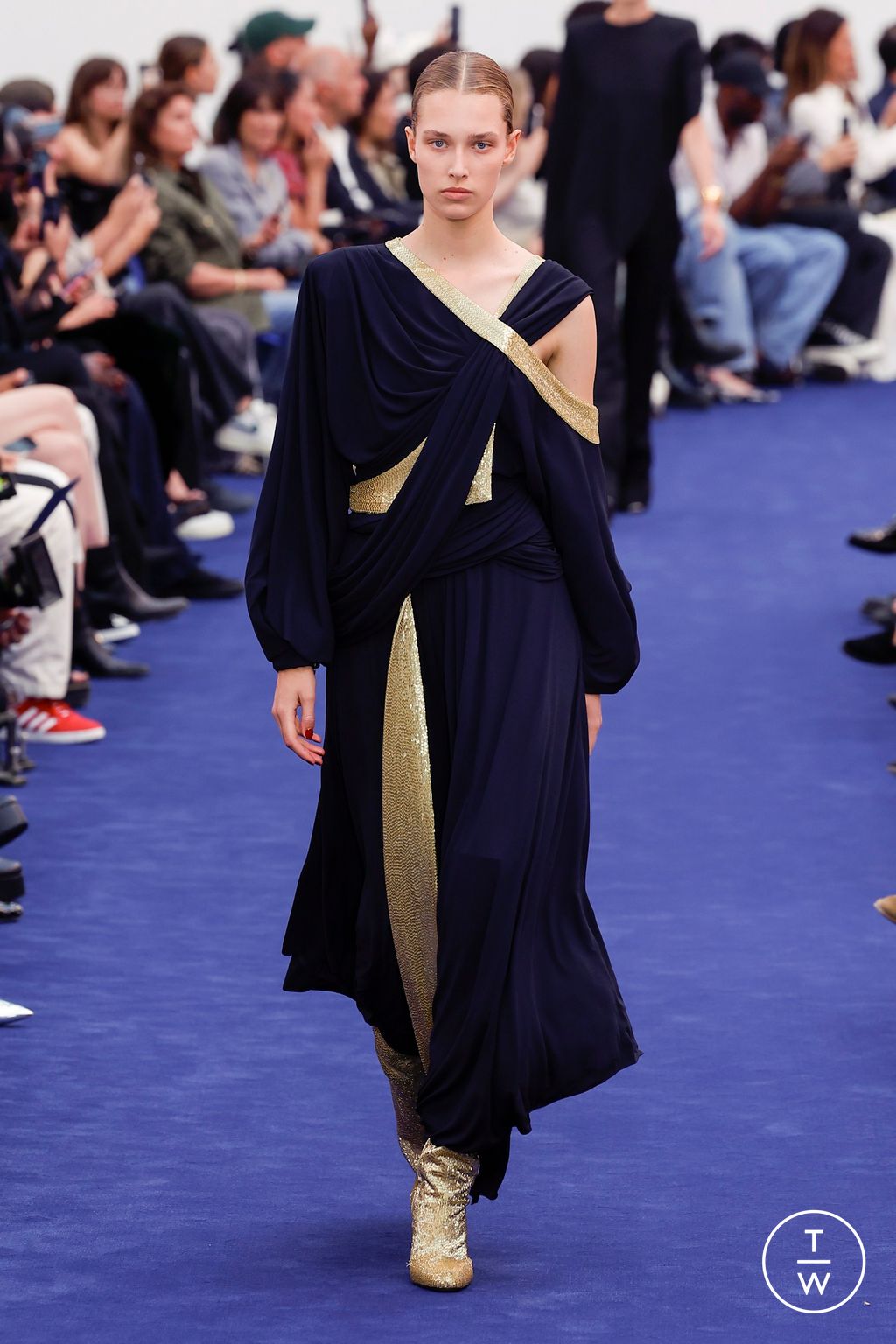 Fashion Week Paris Fall/Winter 2023 look 1 de la collection Alexandre Vauthier couture