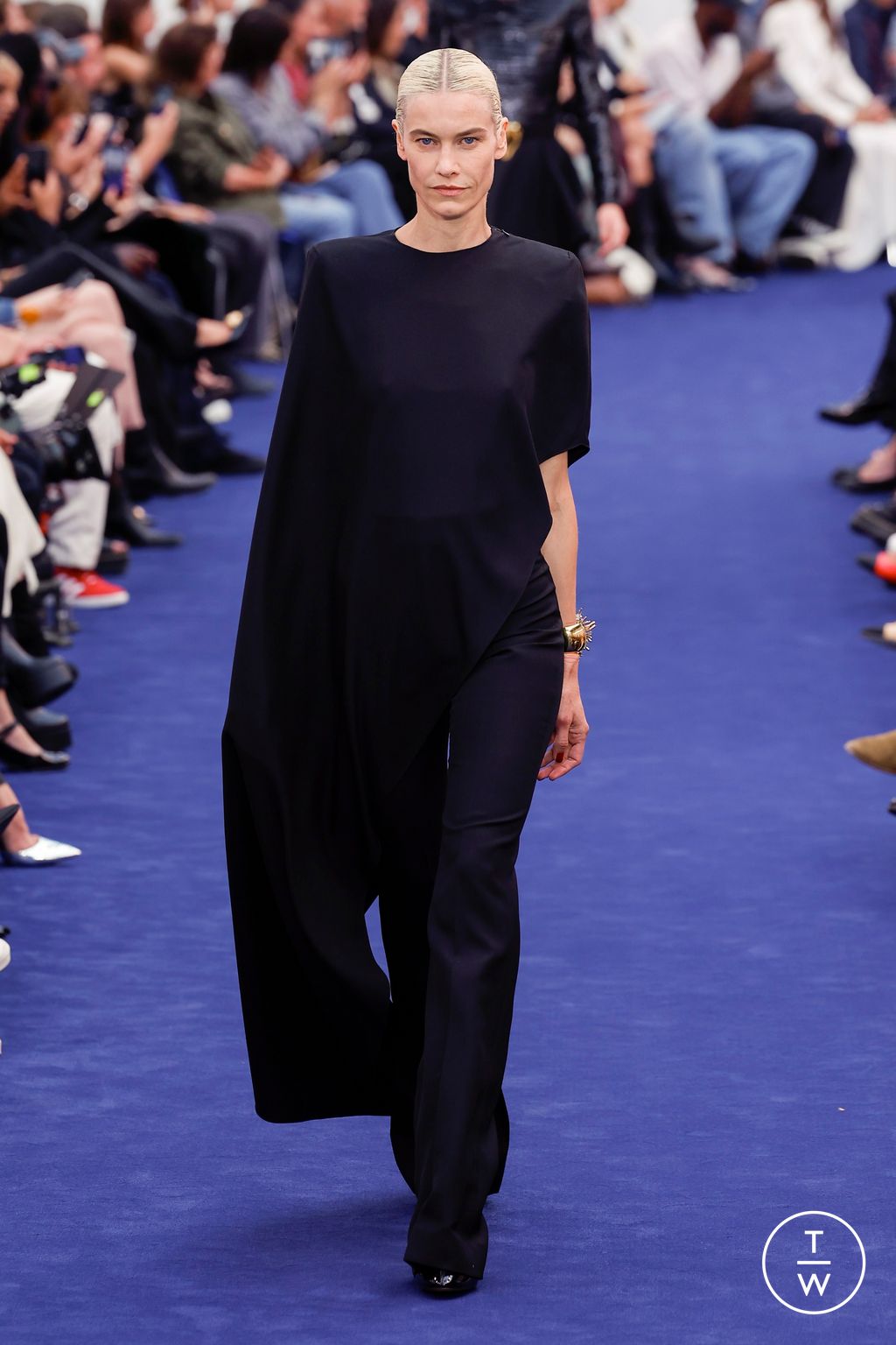Fashion Week Paris Fall/Winter 2023 look 2 de la collection Alexandre Vauthier couture