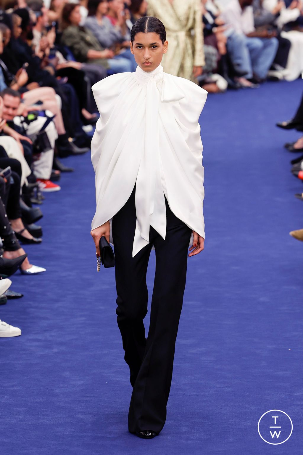 Fashion Week Paris Fall/Winter 2023 look 4 de la collection Alexandre Vauthier couture