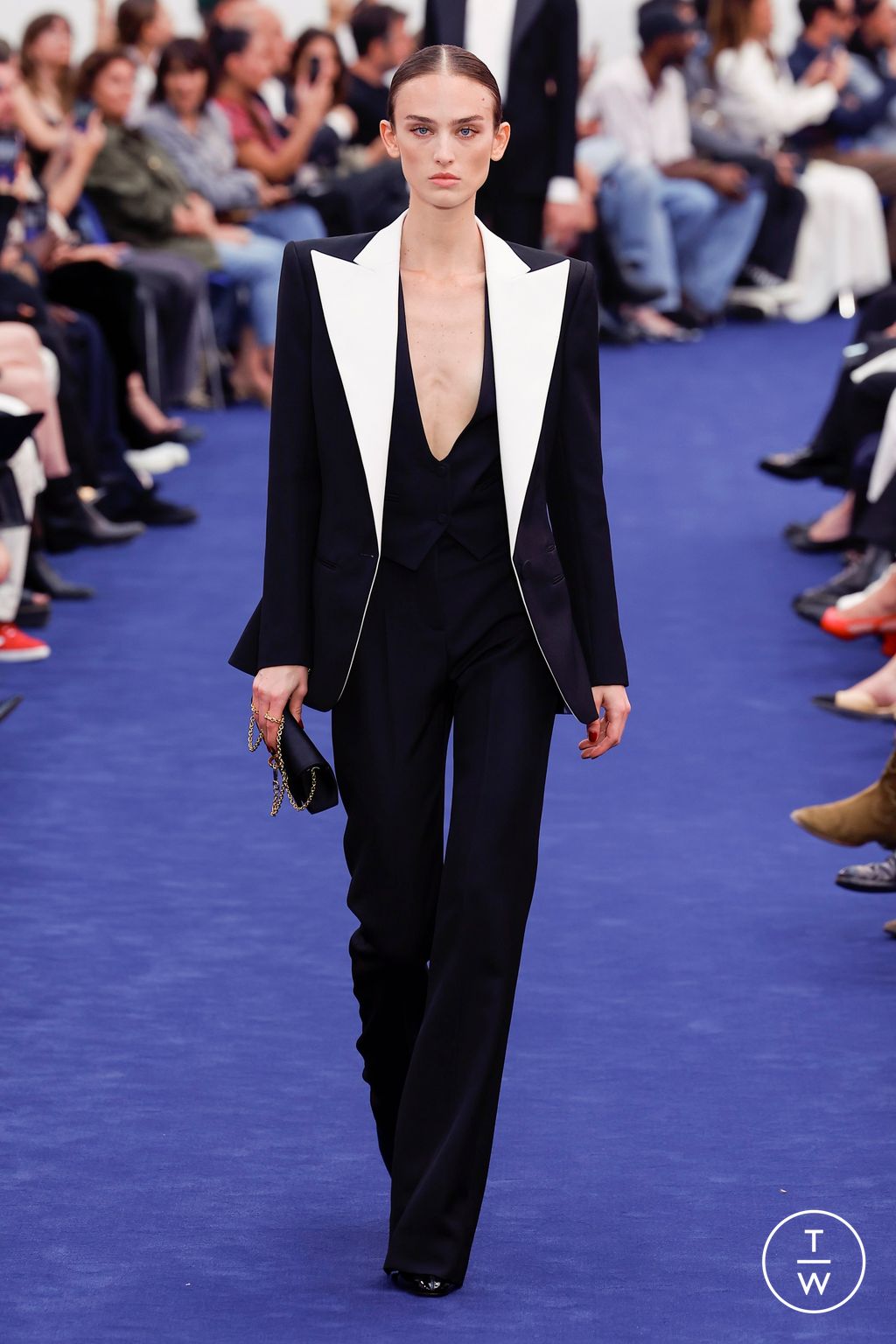 Fashion Week Paris Fall/Winter 2023 look 6 from the Alexandre Vauthier collection 高级定制
