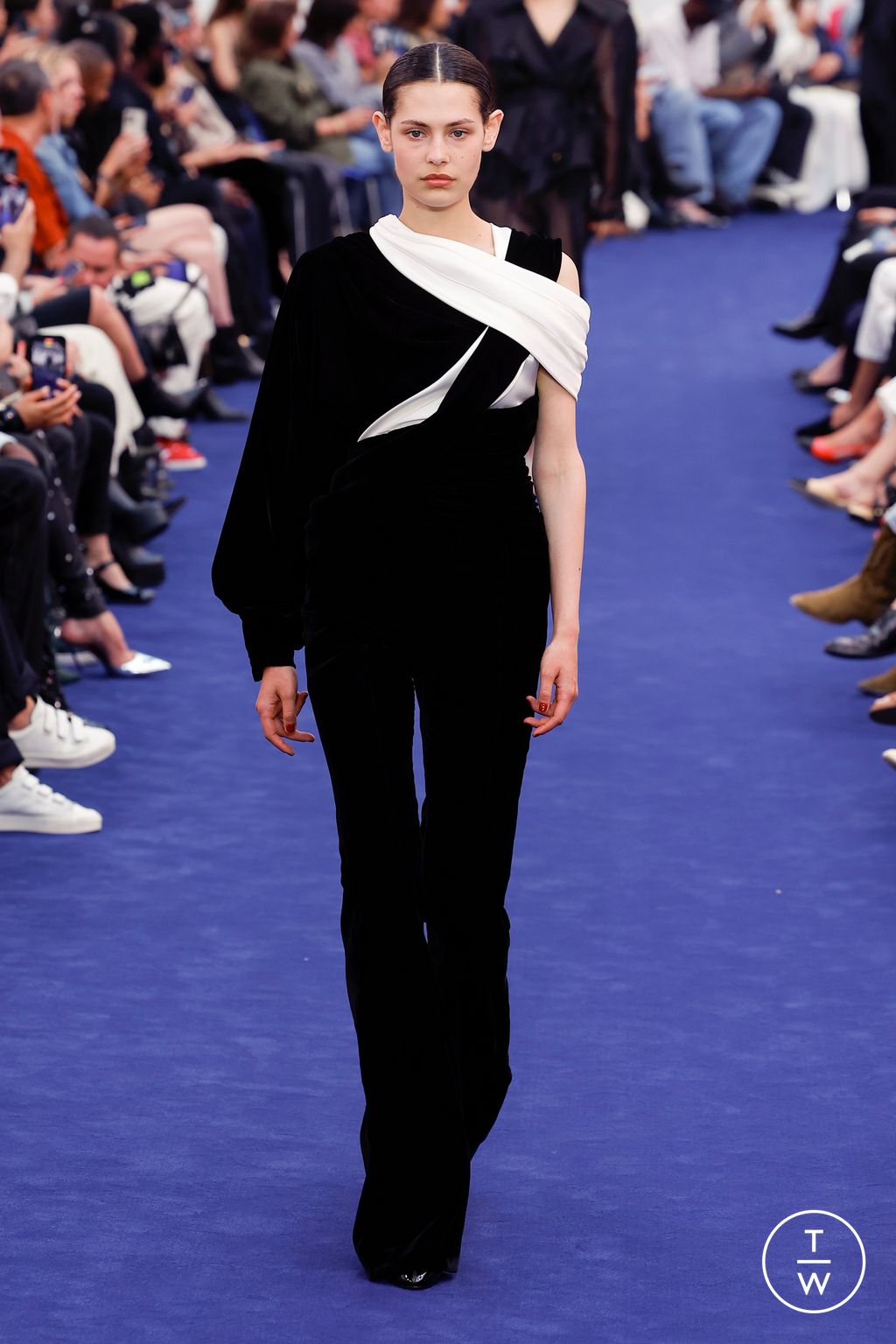 Fashion Week Paris Fall/Winter 2023 look 10 from the Alexandre Vauthier collection couture