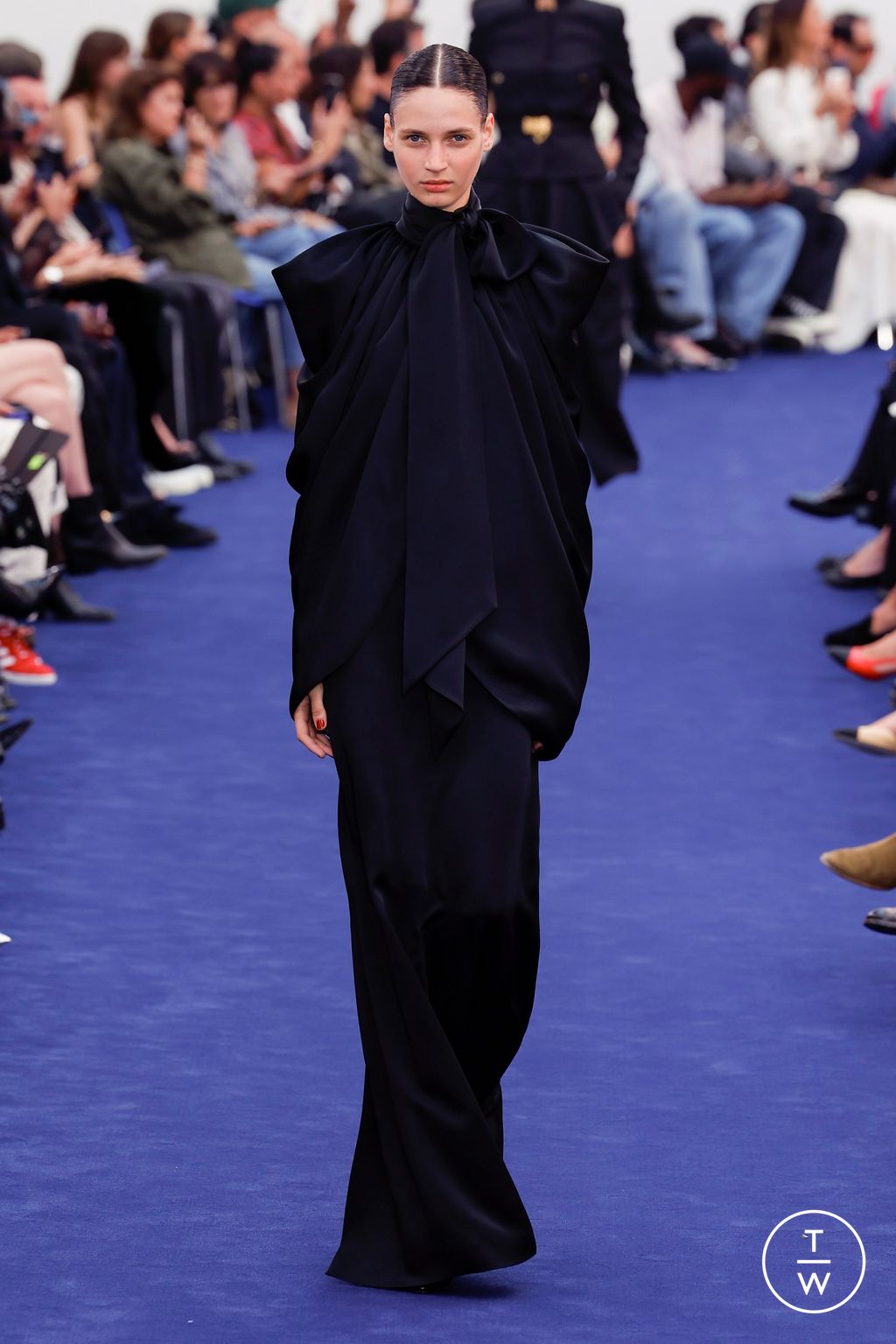 Fashion Week Paris Fall/Winter 2023 look 12 de la collection Alexandre Vauthier couture