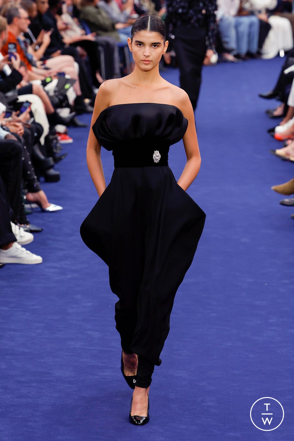 Fashion Week Paris Fall/Winter 2023 look 26 de la collection Alexandre Vauthier couture