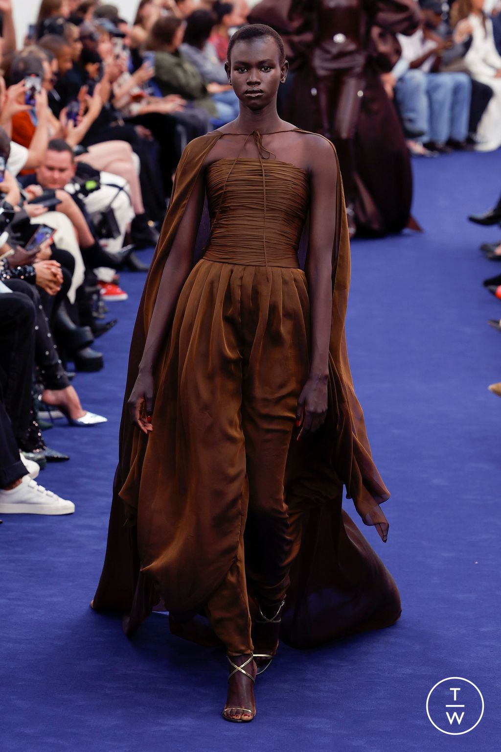 Fashion Week Paris Fall/Winter 2023 look 28 de la collection Alexandre Vauthier couture