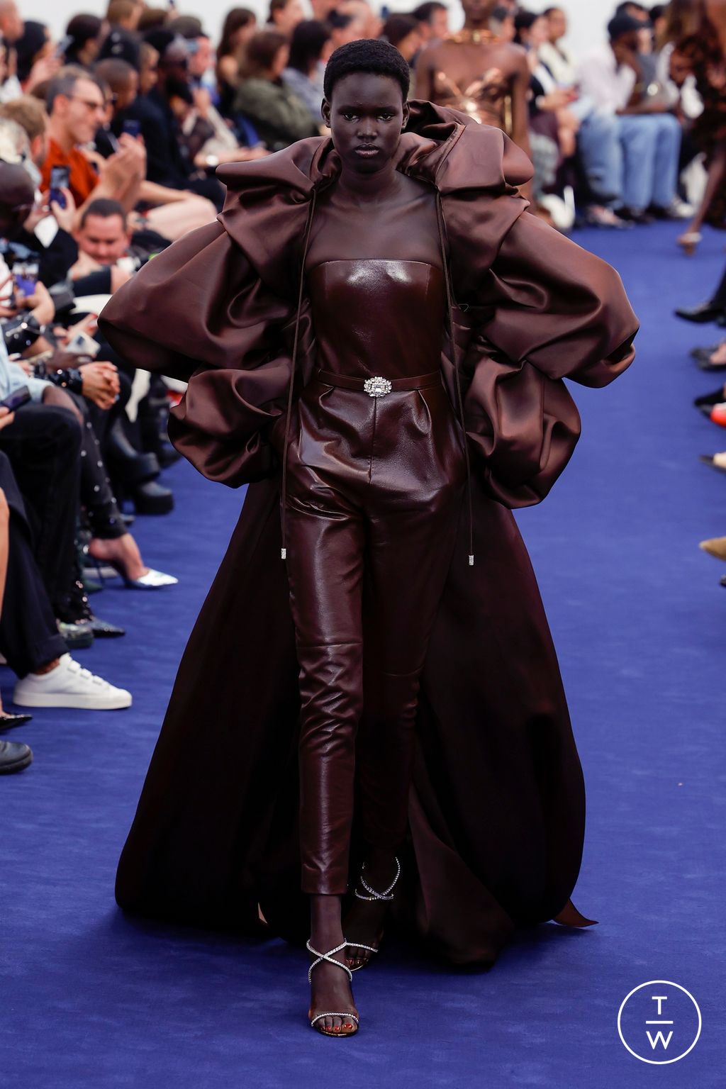 Fashion Week Paris Fall/Winter 2023 look 29 de la collection Alexandre Vauthier couture