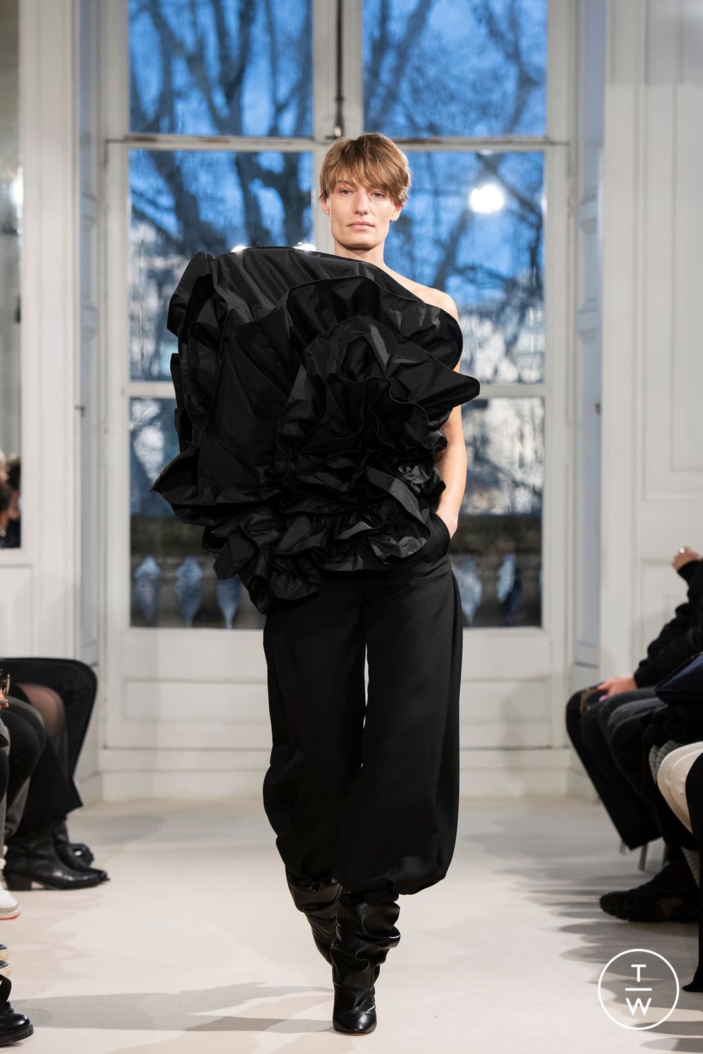 Fashion Week Paris Spring/Summer 2025 look 23 de la collection Alexandre Vauthier couture