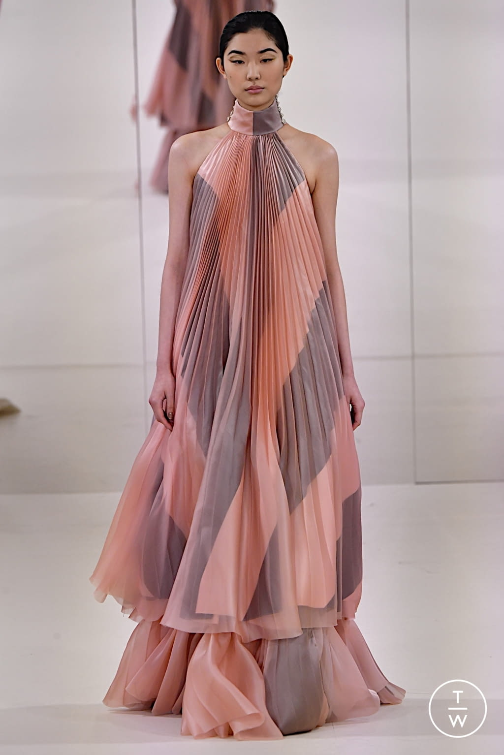 Fashion Week Paris Spring/Summer 2022 look 19 from the Alexis Mabille collection couture