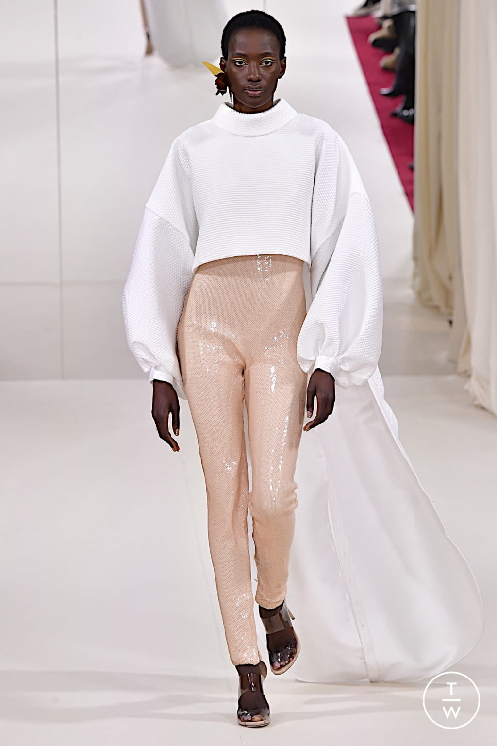 Fashion Week Paris Spring/Summer 2022 look 2 de la collection Alexis Mabille couture