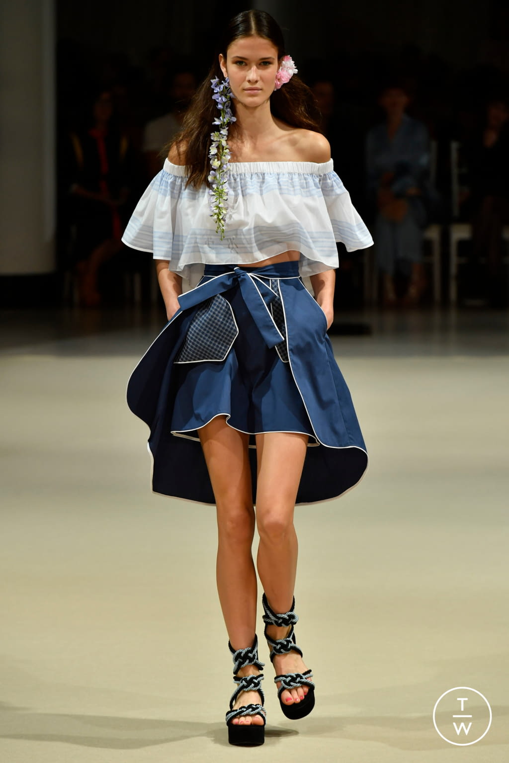 Fashion Week Paris Spring/Summer 2018 look 15 from the Alexis Mabille collection womenswear