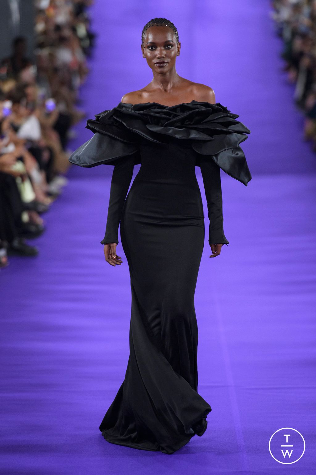 Fashion Week Paris Fall/Winter 2022 look 1 from the Alexis Mabille collection 高级定制