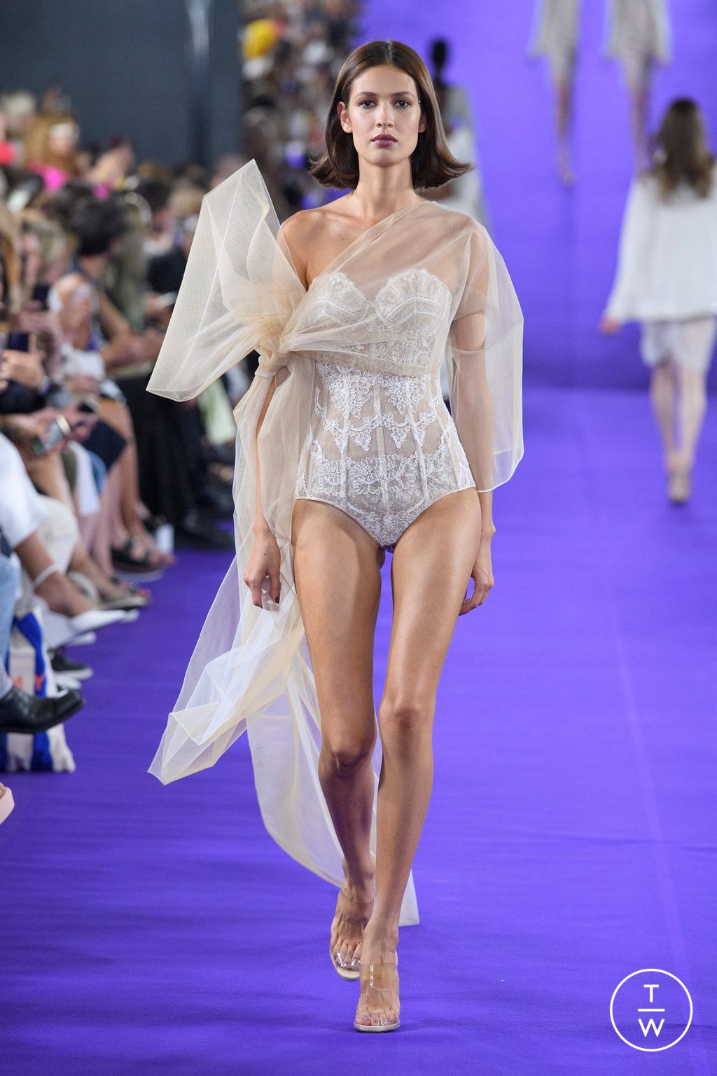 Fashion Week Paris Fall/Winter 2022 look 15 de la collection Alexis Mabille couture