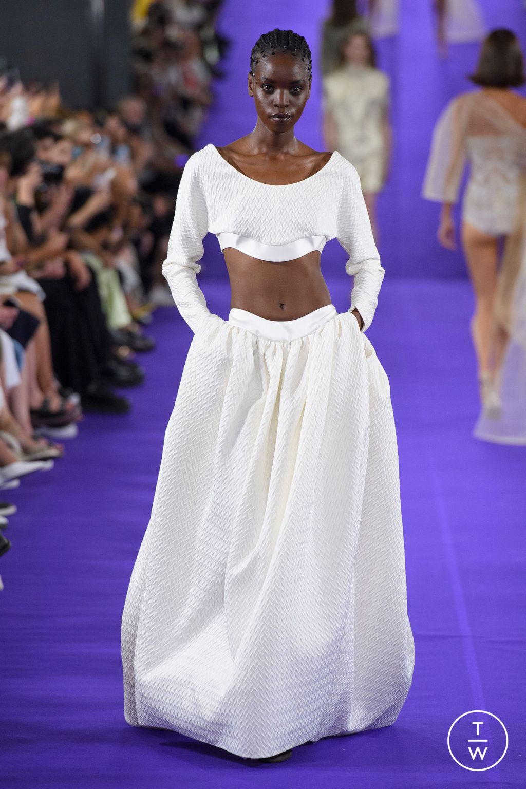 Fashion Week Paris Fall/Winter 2022 look 16 de la collection Alexis Mabille couture