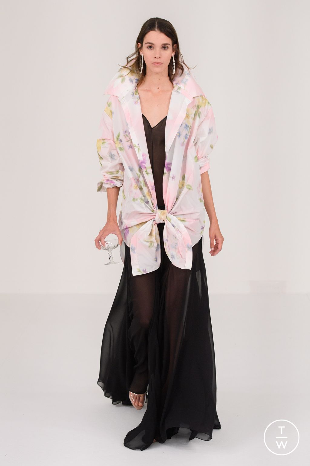 Fashion Week Paris Fall/Winter 2023 look 6 from the Alexis Mabille collection 高级定制