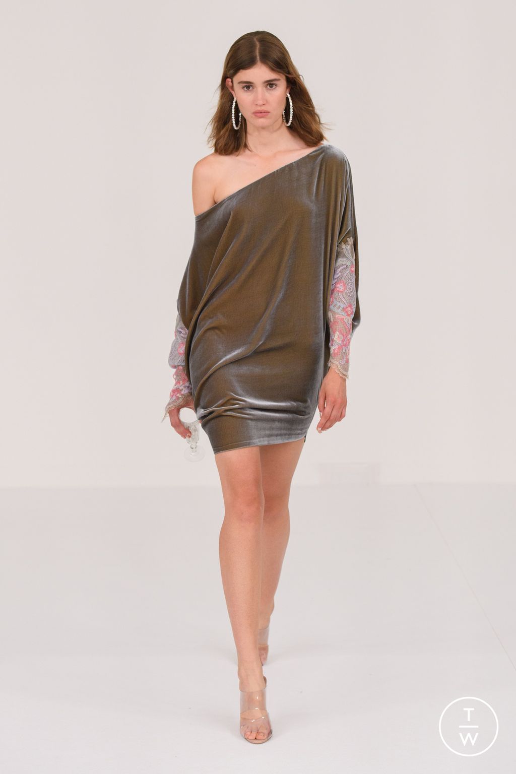 Fashion Week Paris Fall/Winter 2023 look 14 from the Alexis Mabille collection 高级定制