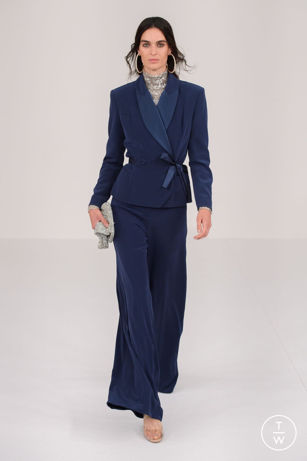 Fashion Week Paris Fall/Winter 2023 look 19 from the Alexis Mabille collection 高级定制