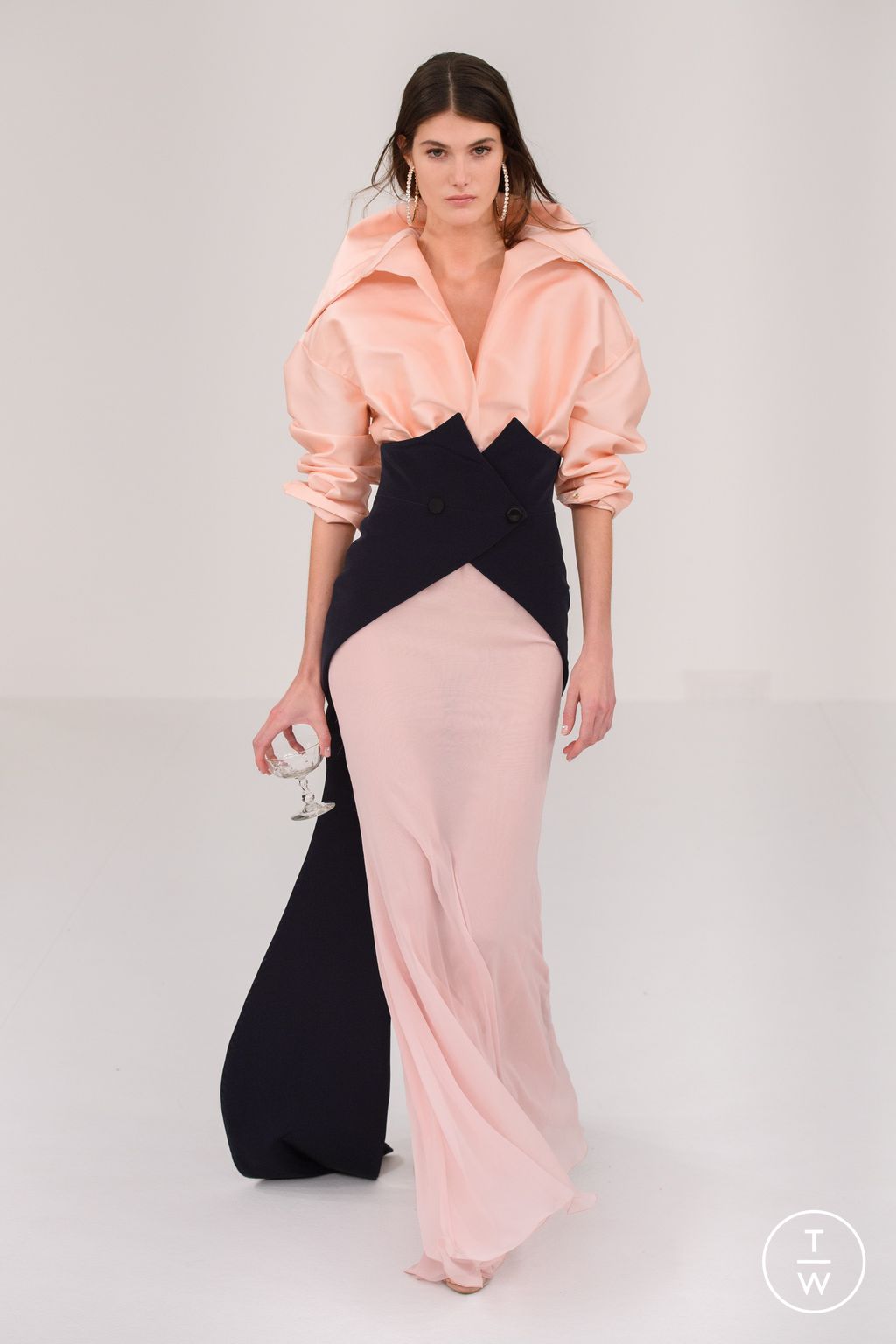 Fashion Week Paris Fall/Winter 2023 look 23 from the Alexis Mabille collection couture