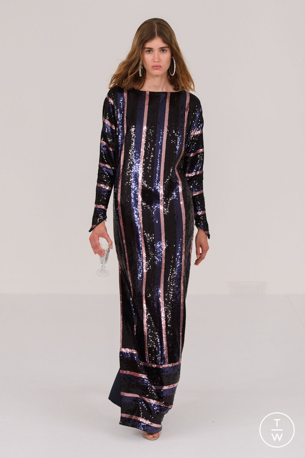 Fashion Week Paris Fall/Winter 2023 look 25 de la collection Alexis Mabille couture