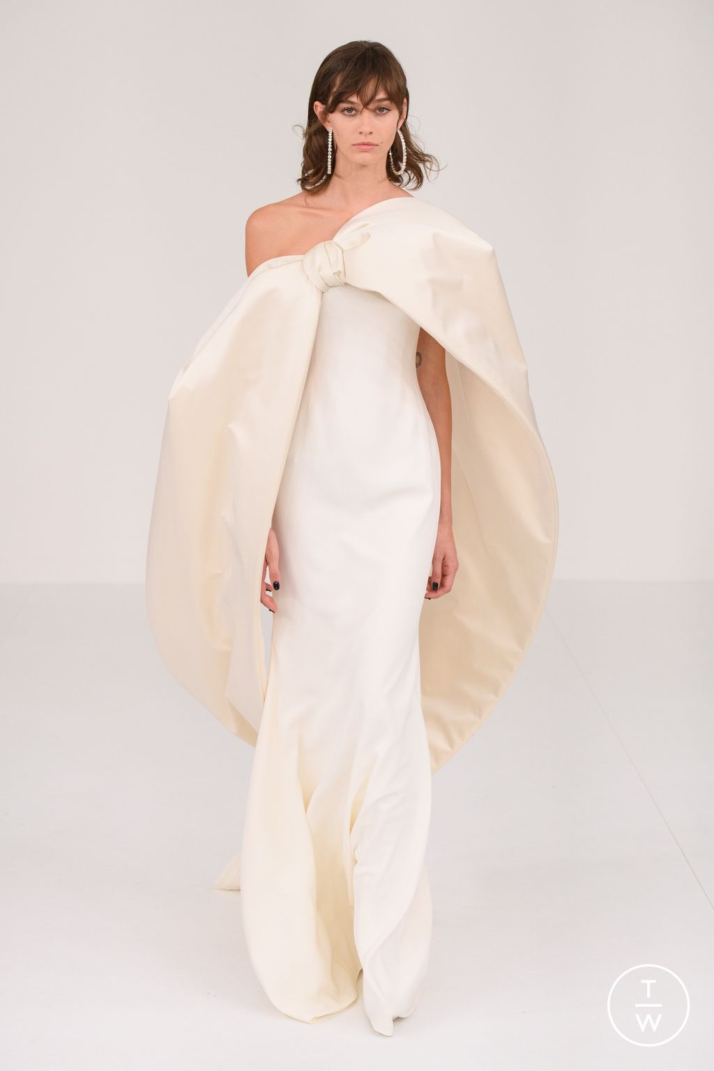 Fashion Week Paris Fall/Winter 2023 look 32 from the Alexis Mabille collection 高级定制