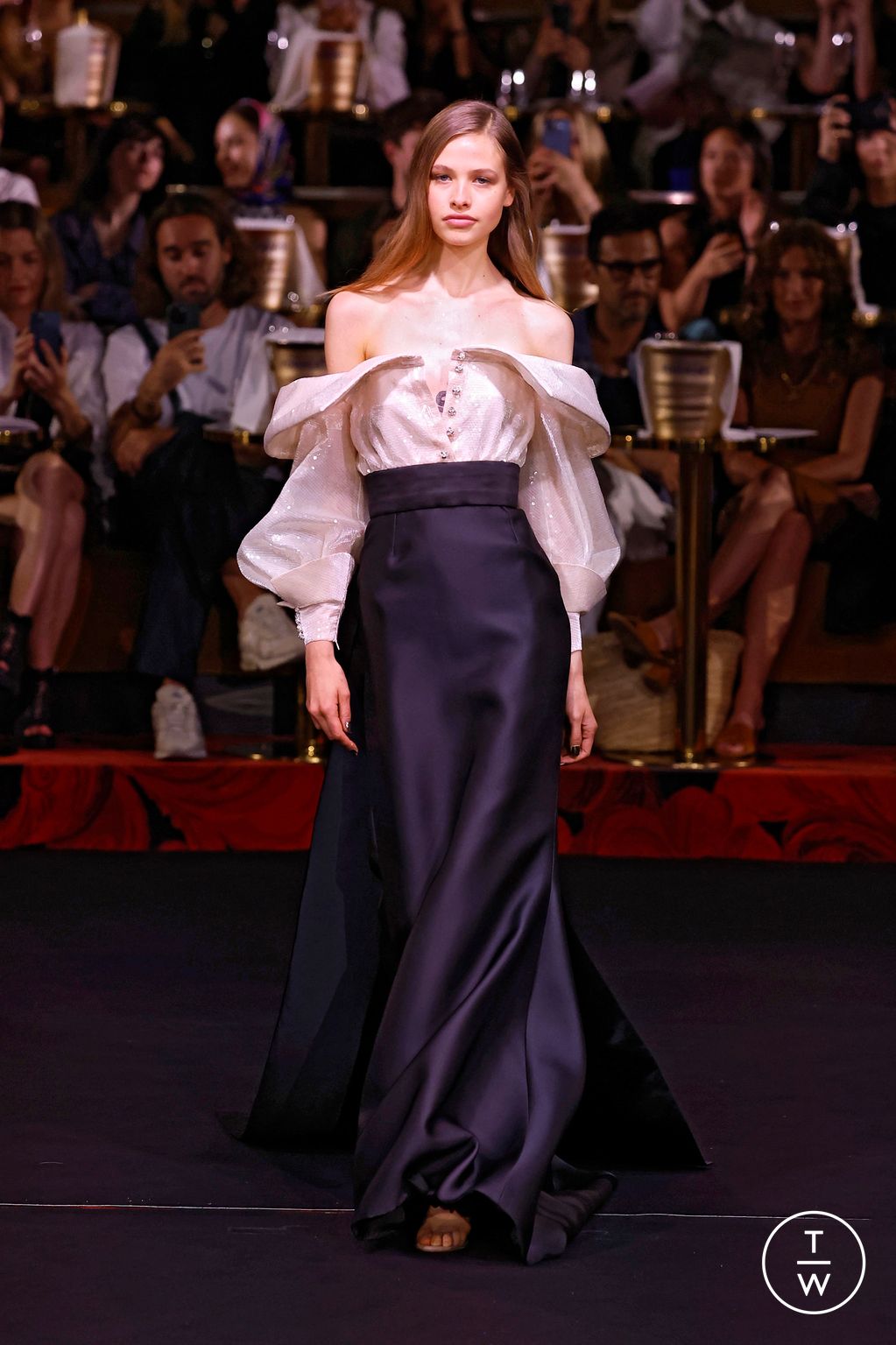 Fashion Week Paris Fall/Winter 2024 look 1 de la collection Alexis Mabille couture