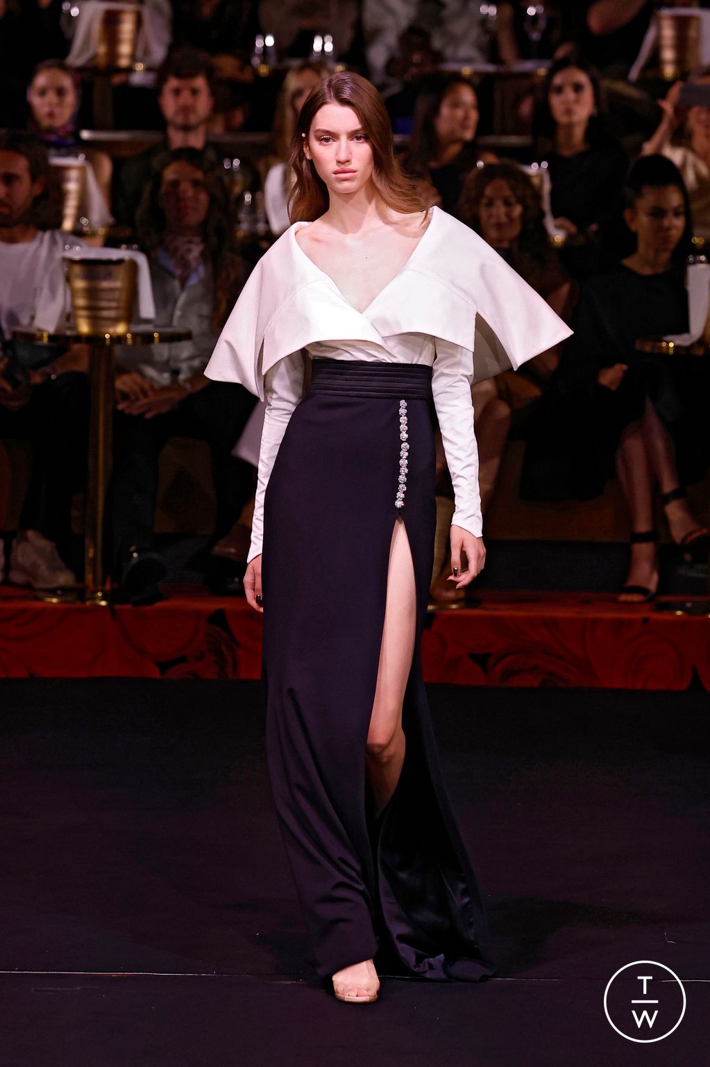 Fashion Week Paris Fall/Winter 2024 look 2 de la collection Alexis Mabille couture