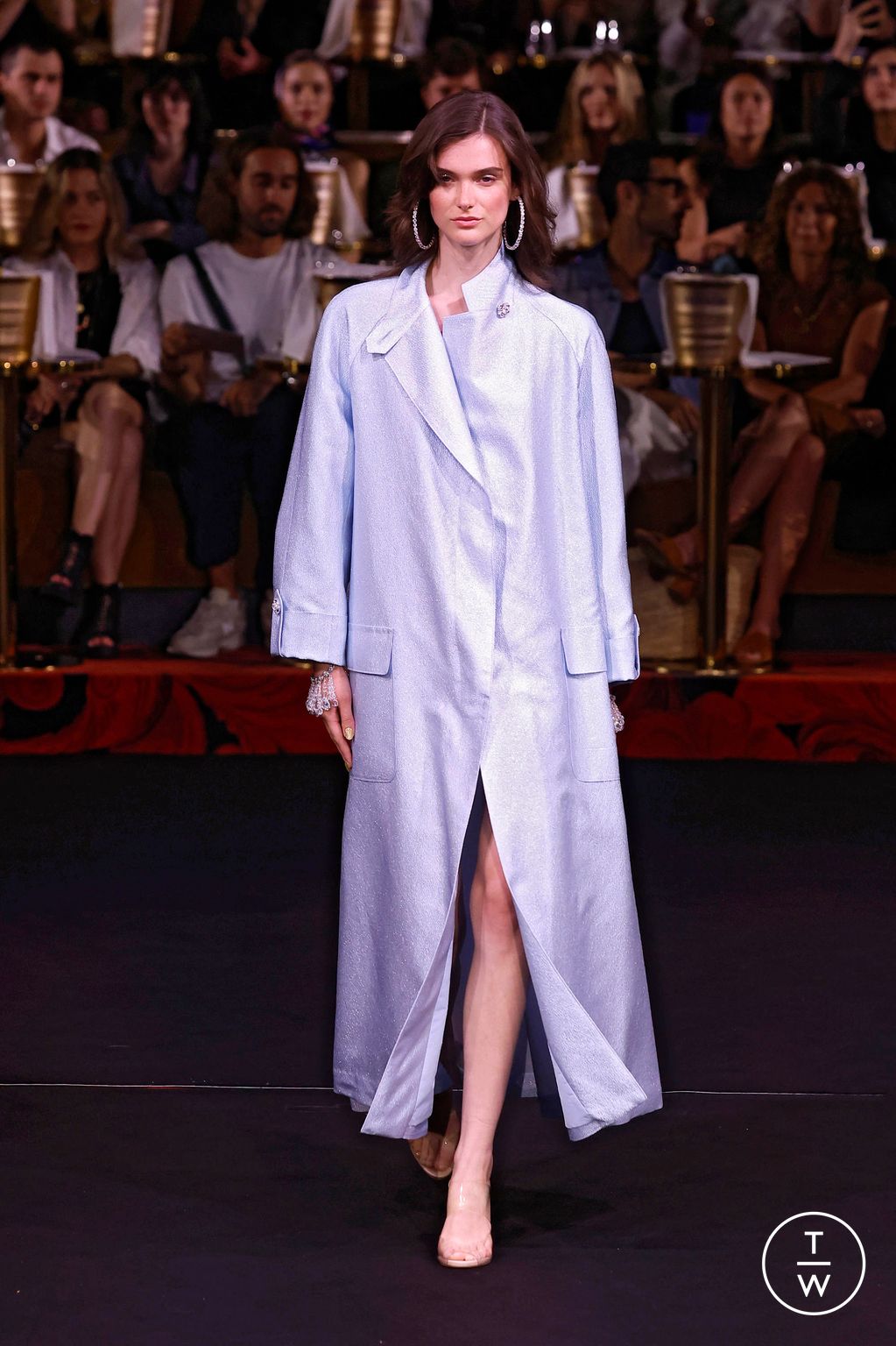 Fashion Week Paris Fall/Winter 2024 look 3 from the Alexis Mabille collection 高级定制