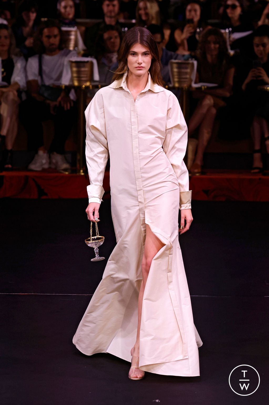 Fashion Week Paris Fall/Winter 2024 look 6 from the Alexis Mabille collection 高级定制